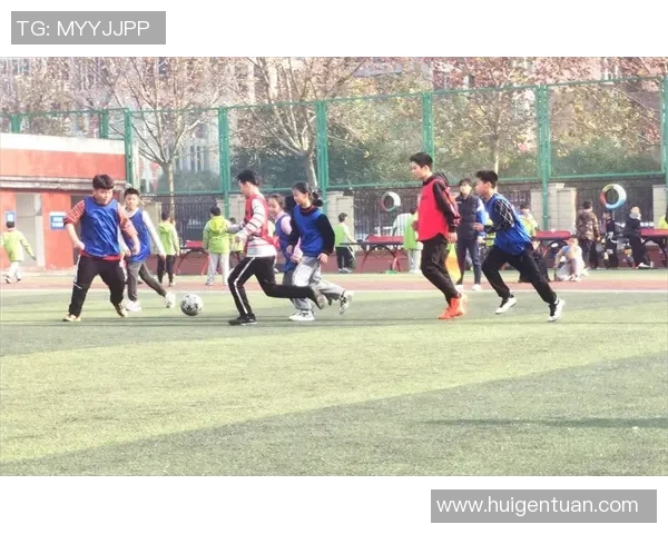 亲子同心踢足球温馨瞬间尽在足球服亲子照中展现家庭的快乐与团结 亲子同心踢足球温馨瞬间尽在足球服亲子照中展现家庭的快乐与团结