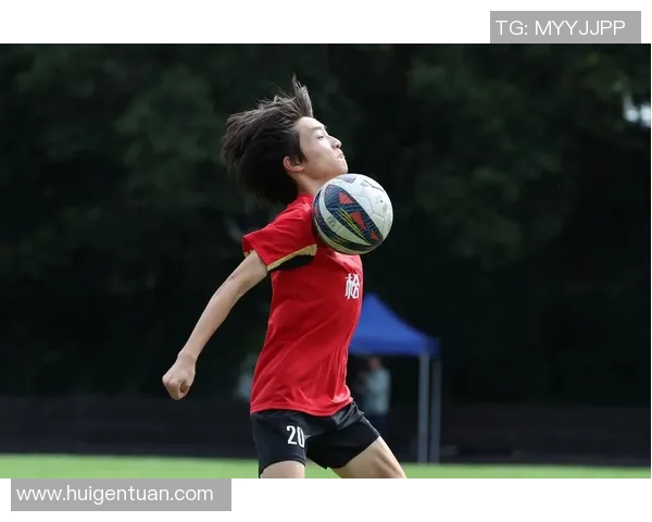 光头少年与足球梦想的追逐之旅如何改变了他的生活与未来