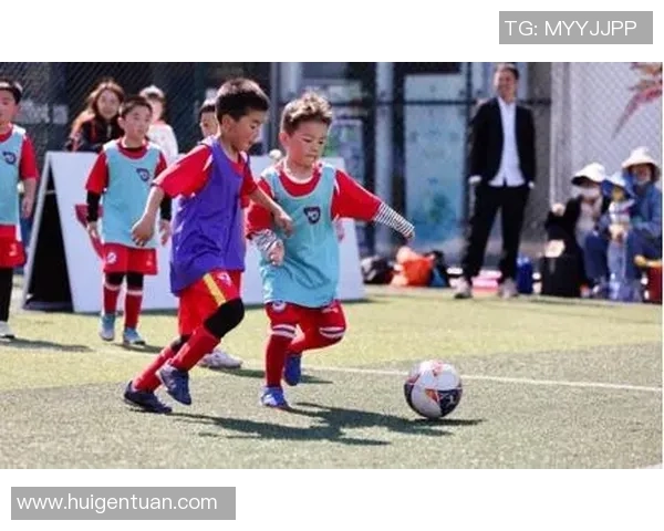 夏日阳光下的儿童足球乐园让孩子们尽情挥洒汗水与快乐